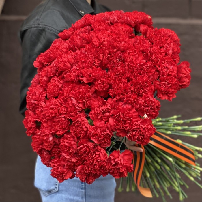 100 красных гвоздик с Георгиевской лентой