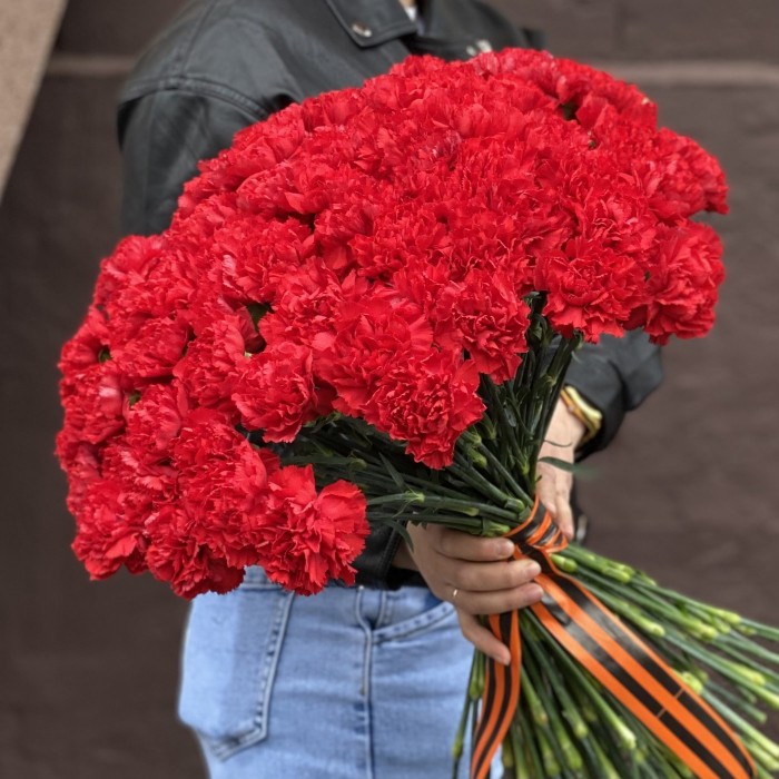 100 красных гвоздик с Георгиевской лентой