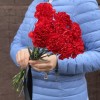 10 красных гвоздик с черной лентой
