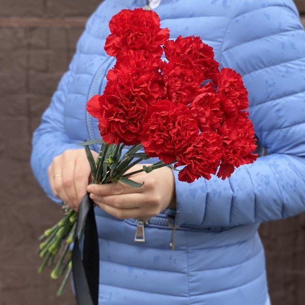 10 красных гвоздик с черной лентой