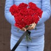 10 красных гвоздик с черной лентой