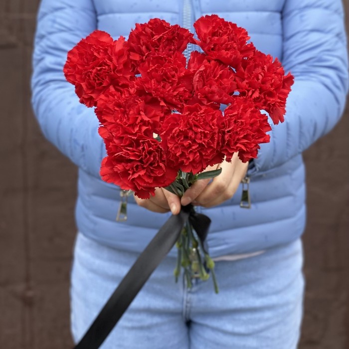 10 красных гвоздик с черной лентой