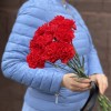10 красных гвоздик с черной лентой