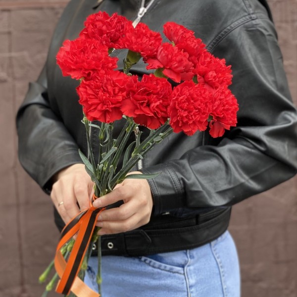 10 красных гвоздик с Георгиевской лентой