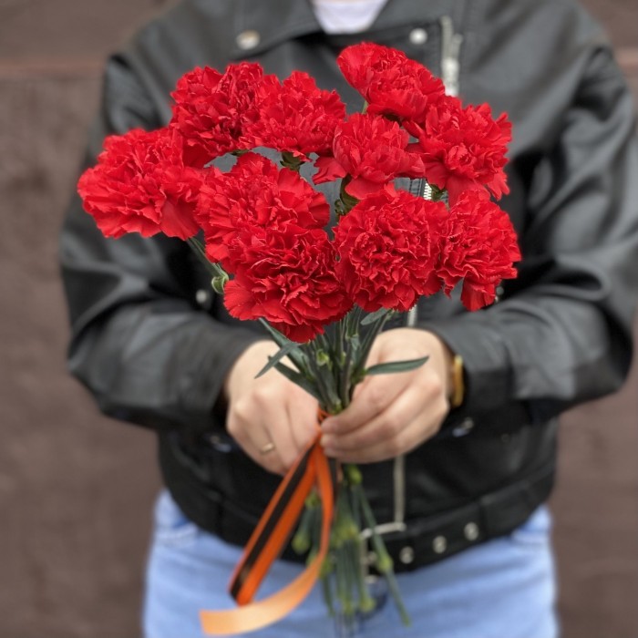 10 красных гвоздик с Георгиевской лентой