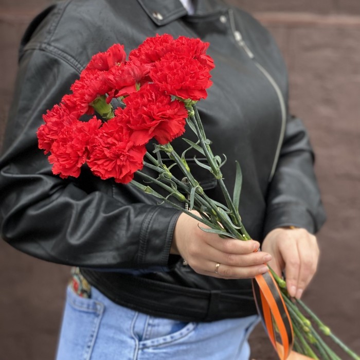 10 красных гвоздик с Георгиевской лентой