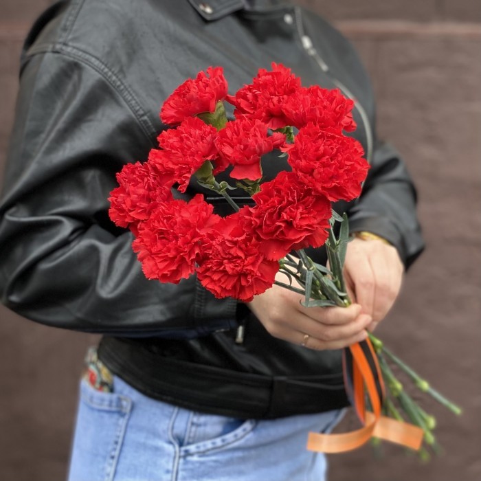 10 красных гвоздик с Георгиевской лентой