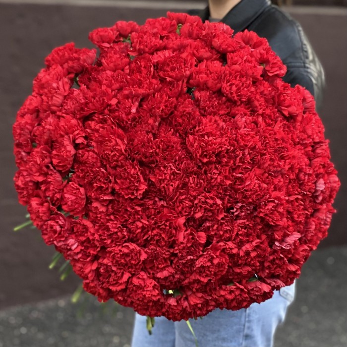 200 красных гвоздик