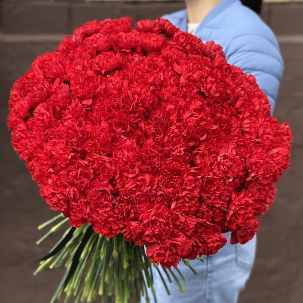 200 красных гвоздик с черной лентой