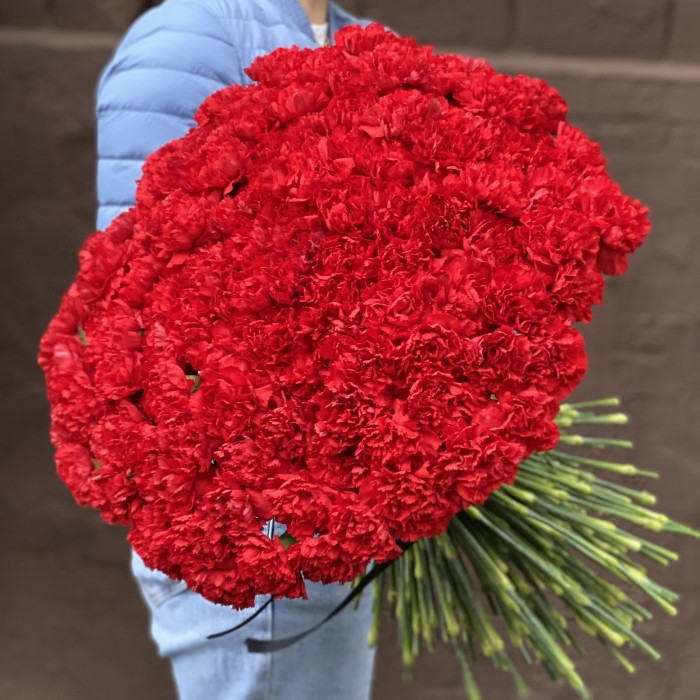 200 красных гвоздик с черной лентой