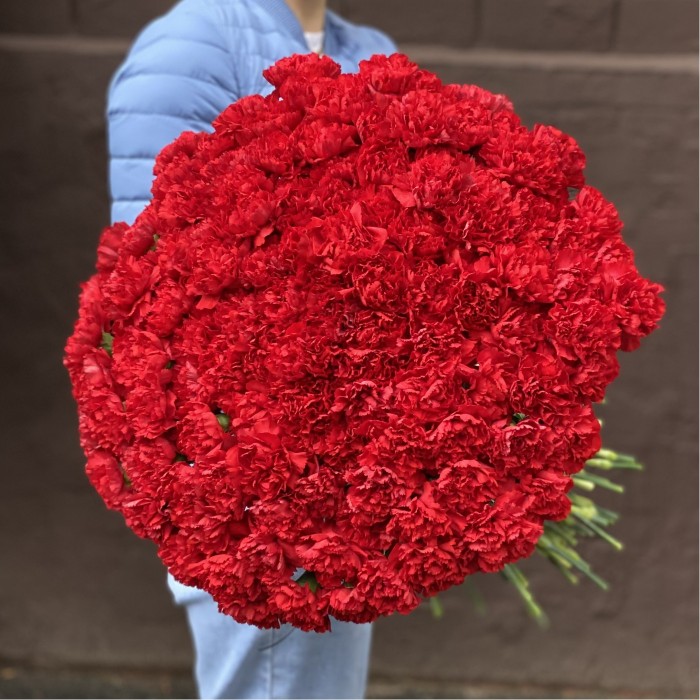 200 красных гвоздик с черной лентой