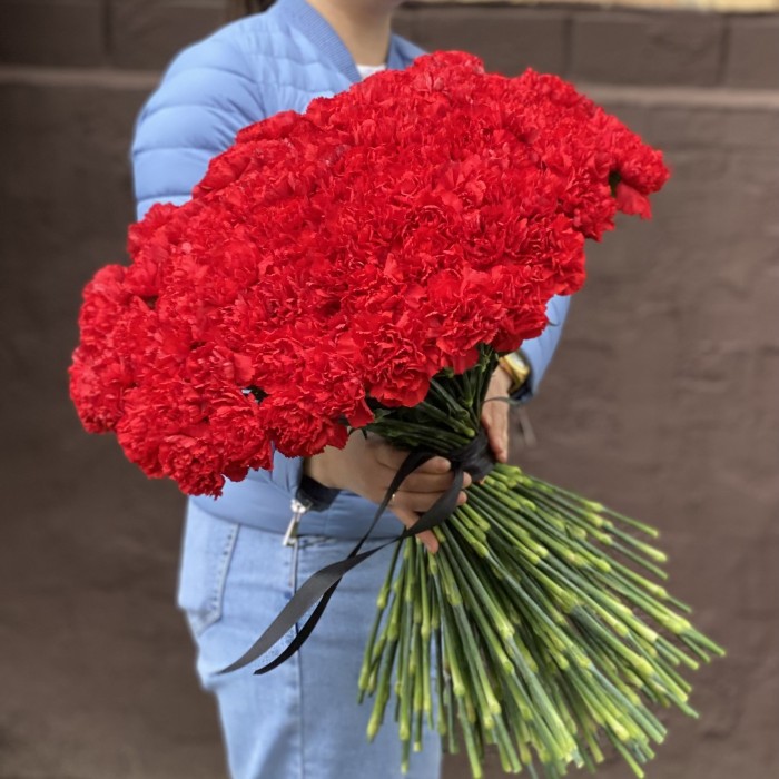 200 красных гвоздик с черной лентой