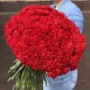 200 красных гвоздик с черной лентой