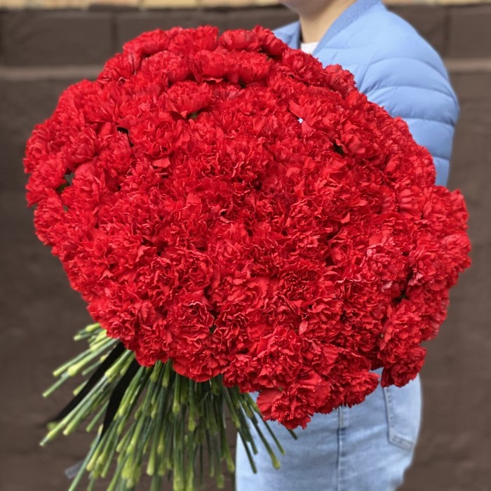 200 красных гвоздик с черной лентой