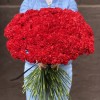200 красных гвоздик с черной лентой