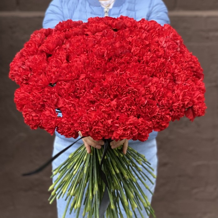 200 красных гвоздик с черной лентой