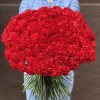 200 красных гвоздик с черной лентой