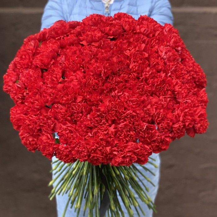 200 красных гвоздик с черной лентой