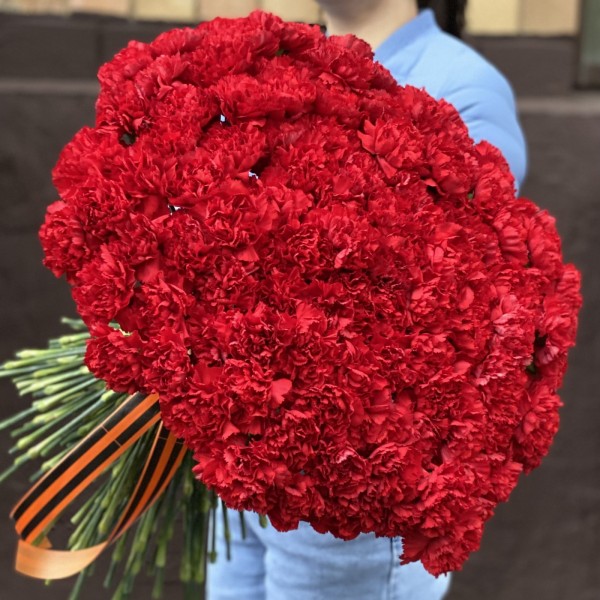 200 красных гвоздик с Георгиевской лентой