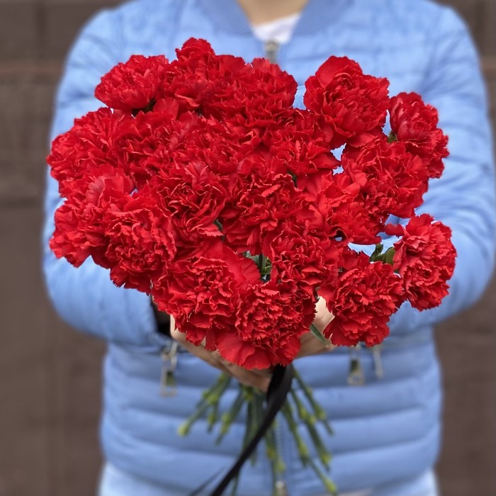 20 красных гвоздик с черной лентой