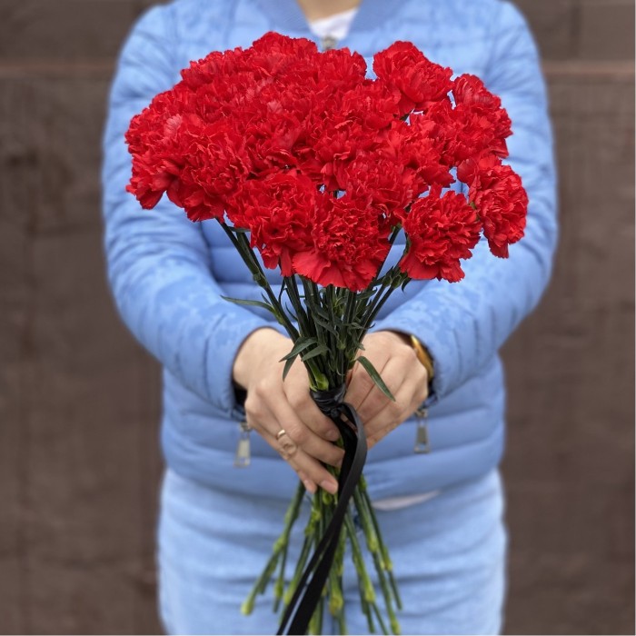 20 красных гвоздик с черной лентой