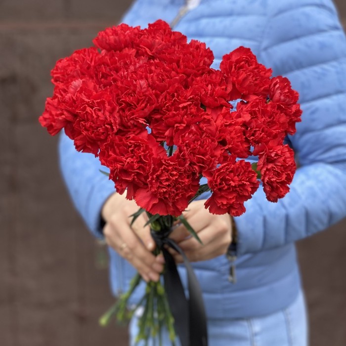 20 красных гвоздик с черной лентой