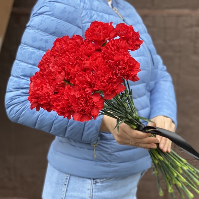 20 красных гвоздик с черной лентой