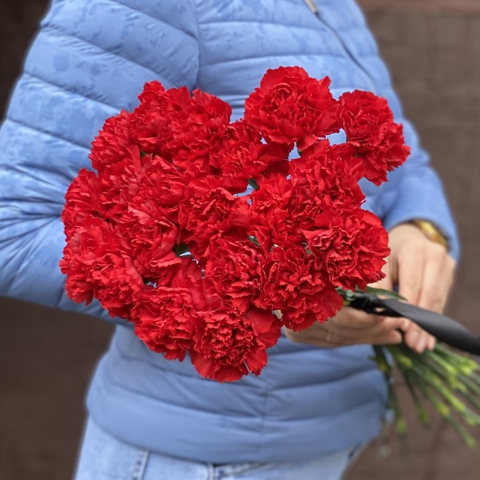 20 красных гвоздик с черной лентой