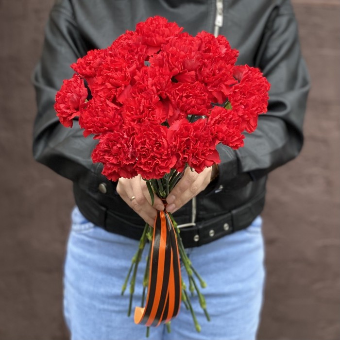 20 красных гвоздик с Георгиевской лентой