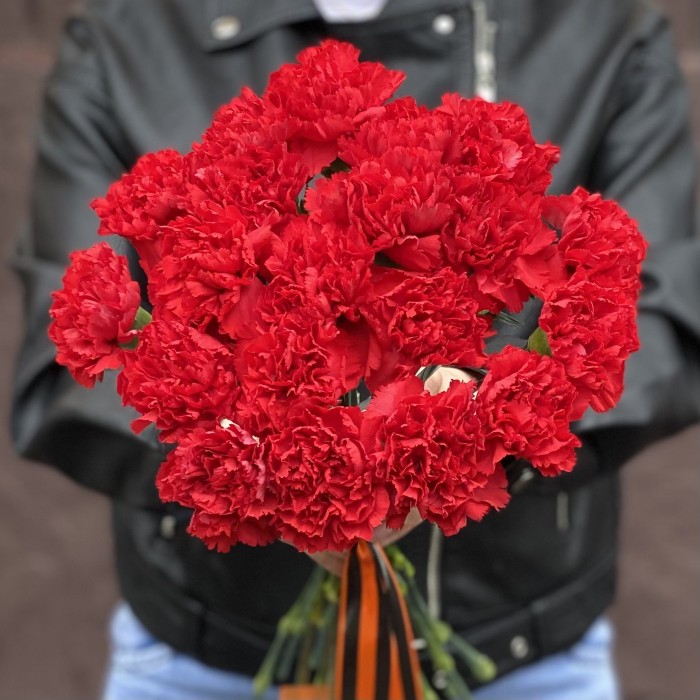 20 красных гвоздик с Георгиевской лентой