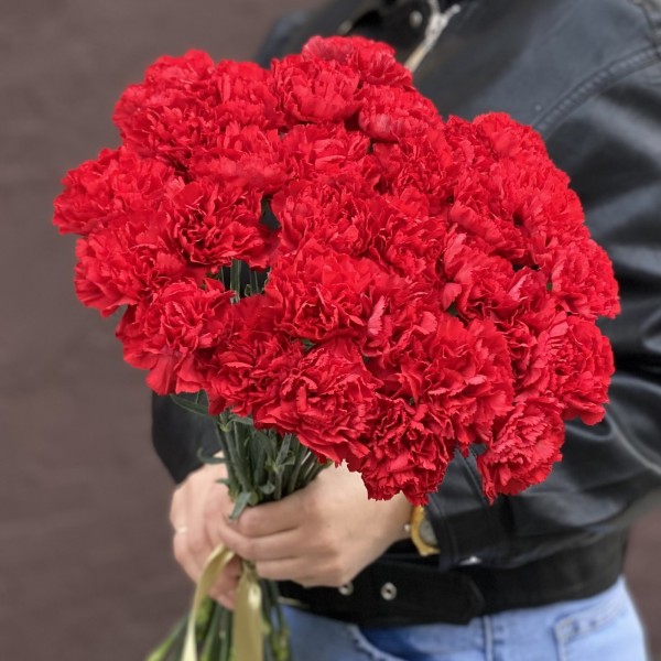 30 красных гвоздик