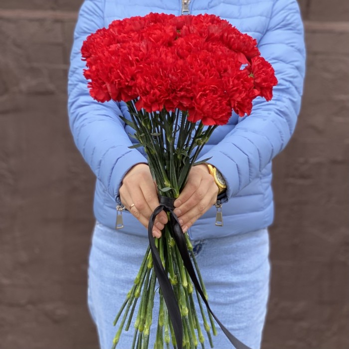 30 красных гвоздик с черной лентой