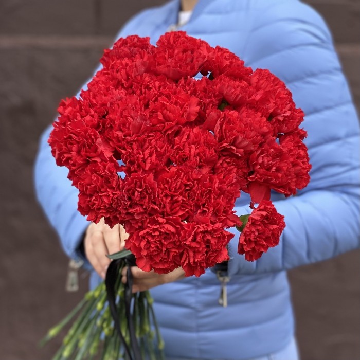 30 красных гвоздик с черной лентой