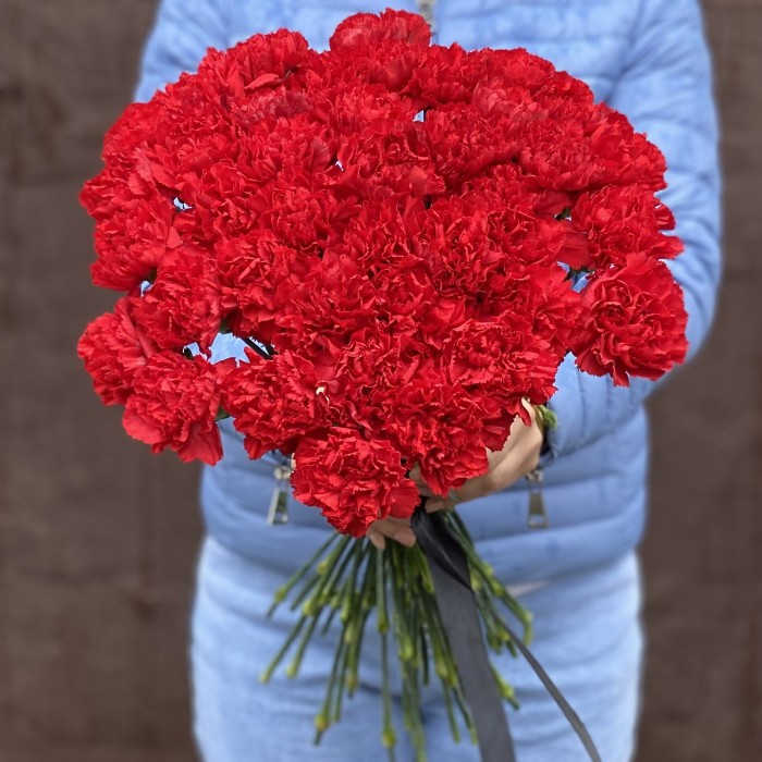 40 красных гвоздик с черной лентой