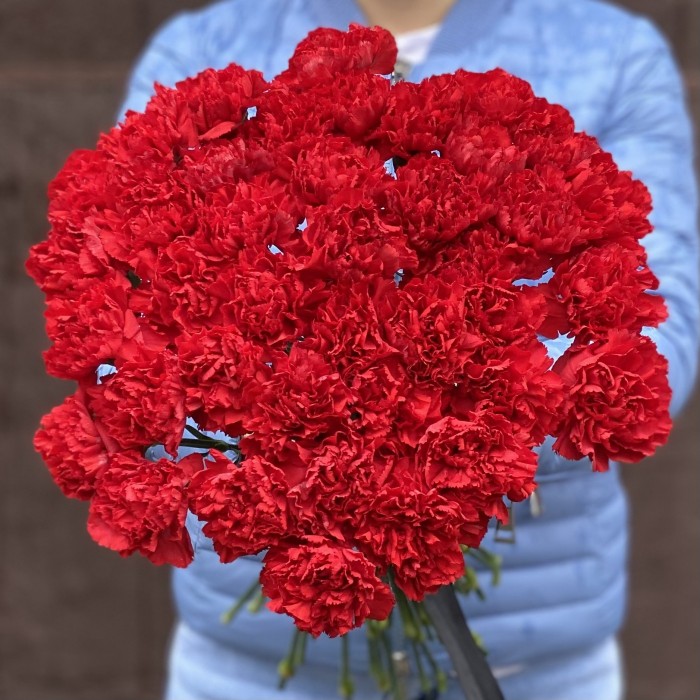 40 красных гвоздик с черной лентой