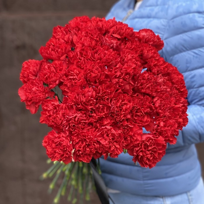 40 красных гвоздик с черной лентой