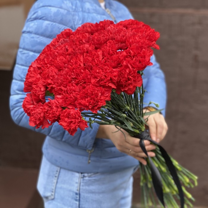 40 красных гвоздик с черной лентой