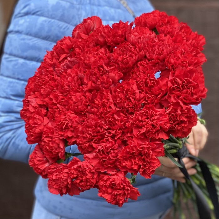 40 красных гвоздик с черной лентой