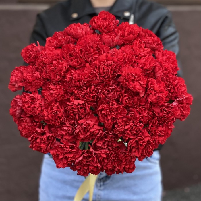 50 красных гвоздик