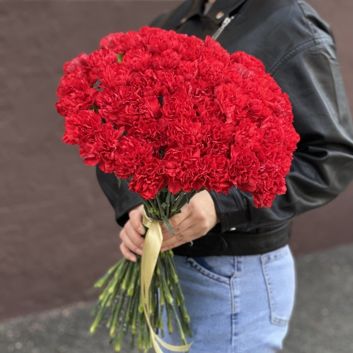 50 красных гвоздик