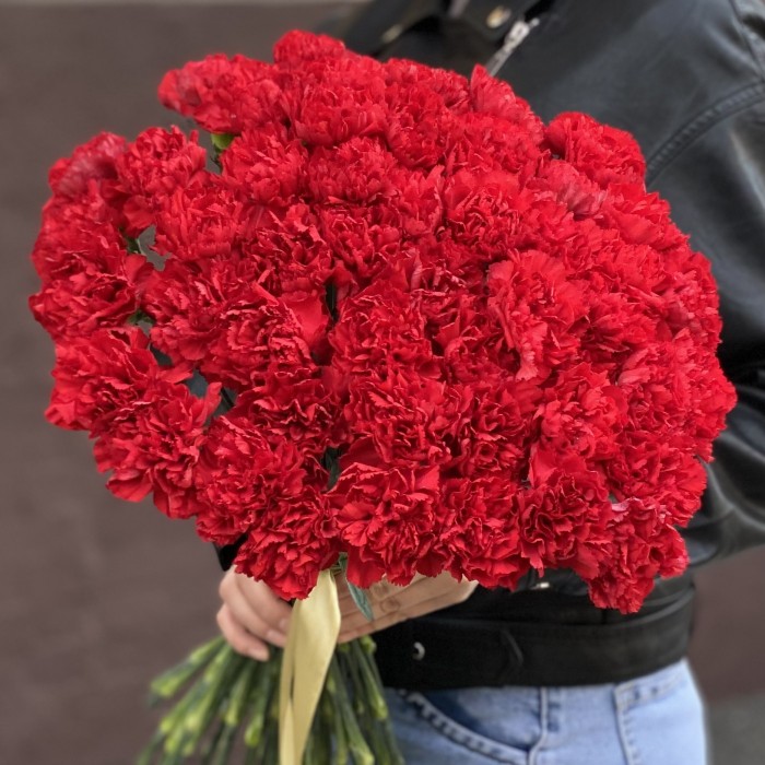 50 красных гвоздик