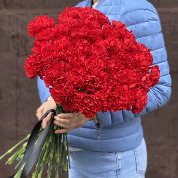 50 красных гвоздик с черной лентой