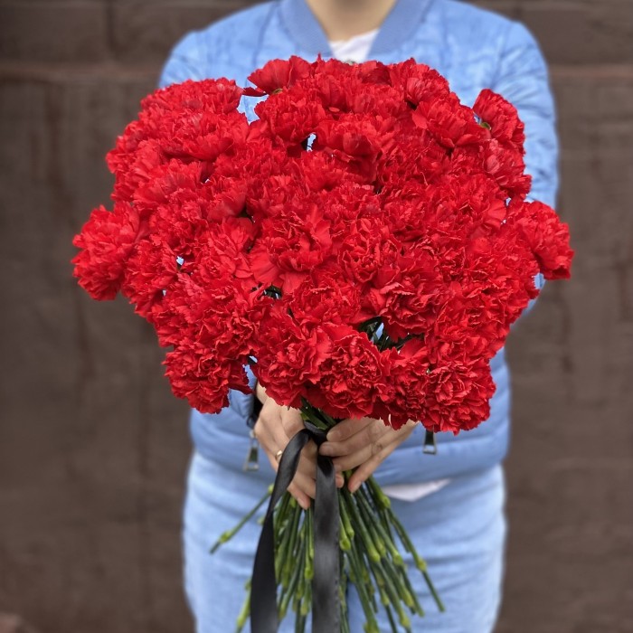 50 красных гвоздик с черной лентой