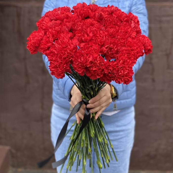 50 красных гвоздик с черной лентой