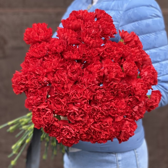 50 красных гвоздик с черной лентой