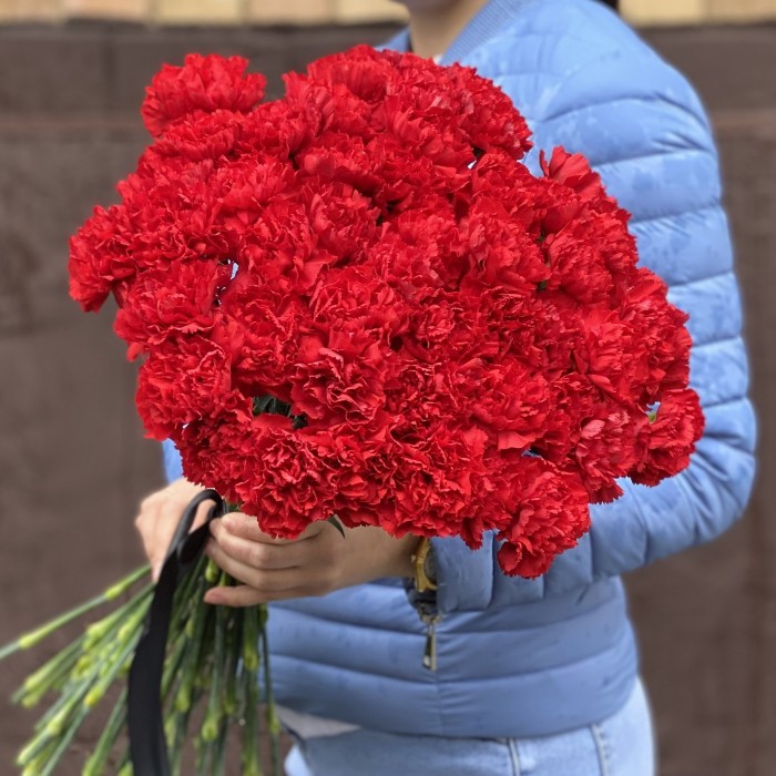 50 красных гвоздик с черной лентой