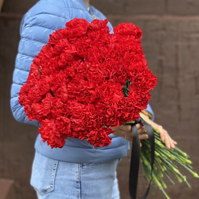 50 красных гвоздик с черной лентой