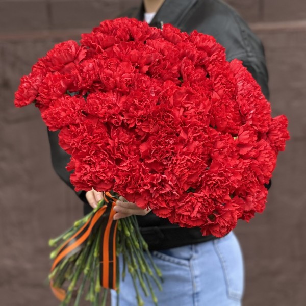 50 красных гвоздик с Георгиевской лентой