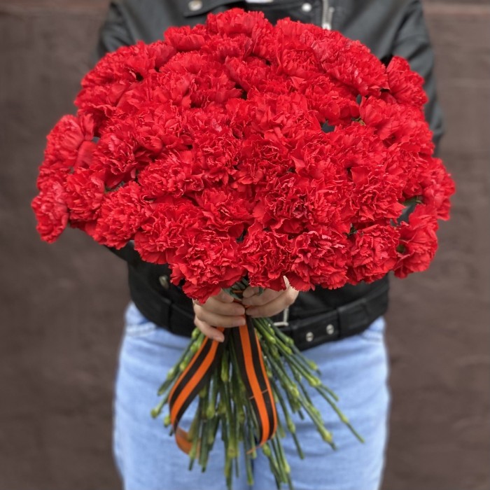 50 красных гвоздик с Георгиевской лентой