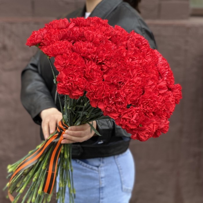 50 красных гвоздик с Георгиевской лентой